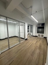 261 W 35th St, New York, NY à louer Photo intérieure– Image 2 sur 3
