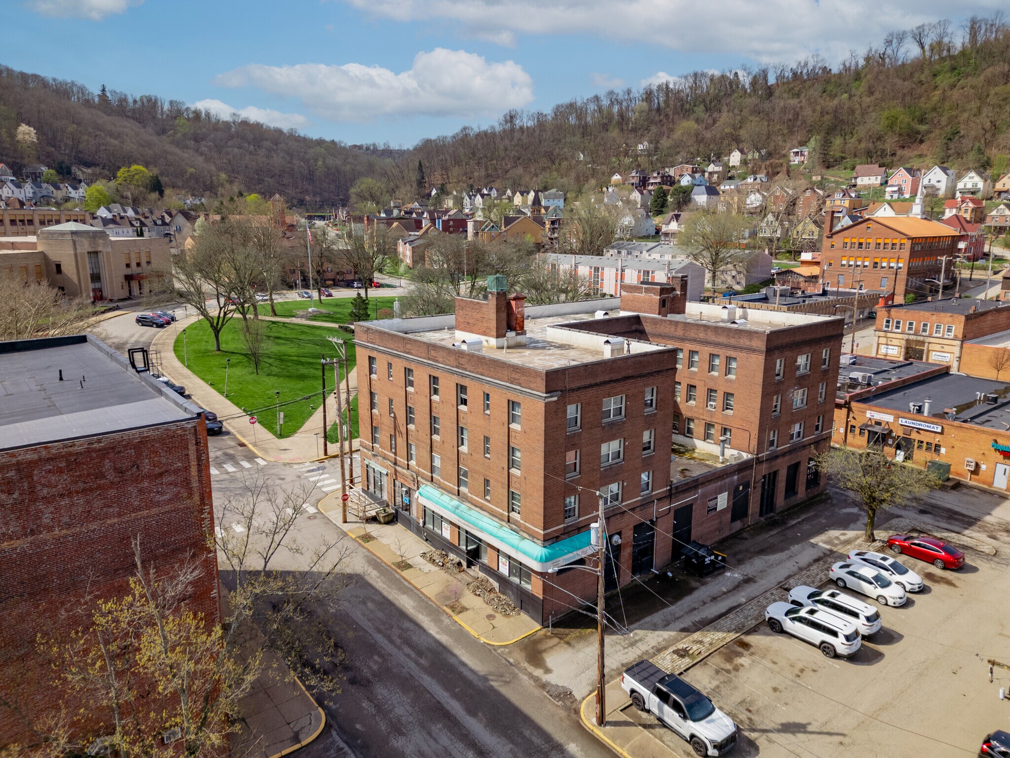 106 Herman Ave, Wilmerding, PA à louer Aérien– Image 1 sur 29