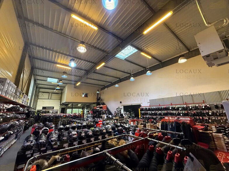 Local d’activités dans Saint-Brice-sous-Forêt à louer - Photo intérieure – Image 2 sur 10