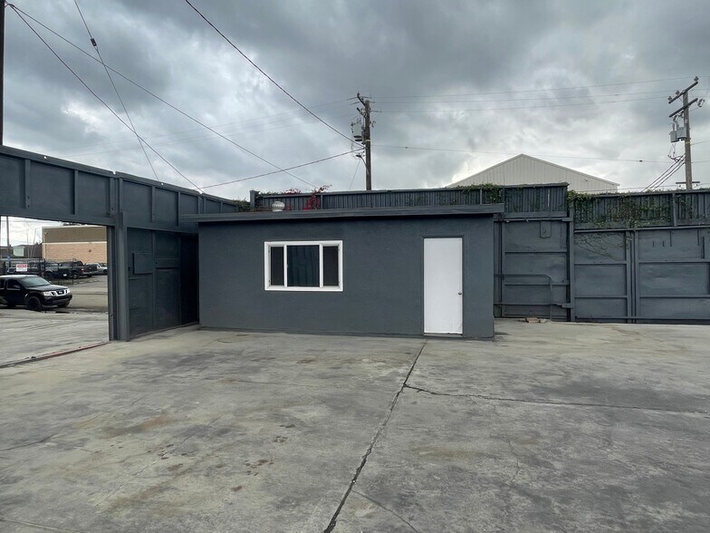417 E Banning St, Compton, CA à louer - Photo de l’immeuble – Image 2 sur 8
