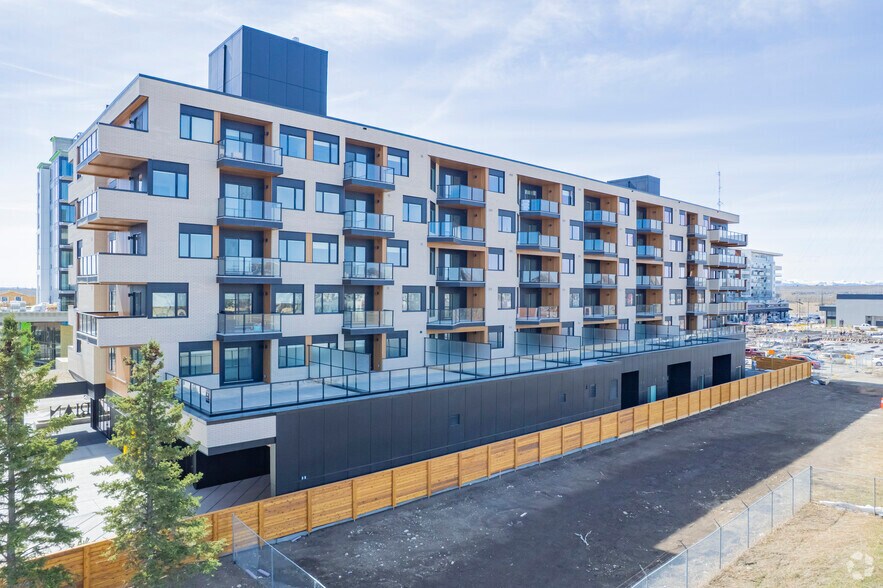 8250 Broadcast Av SW, Calgary, AB à louer - Photo de l’immeuble – Image 3 sur 4