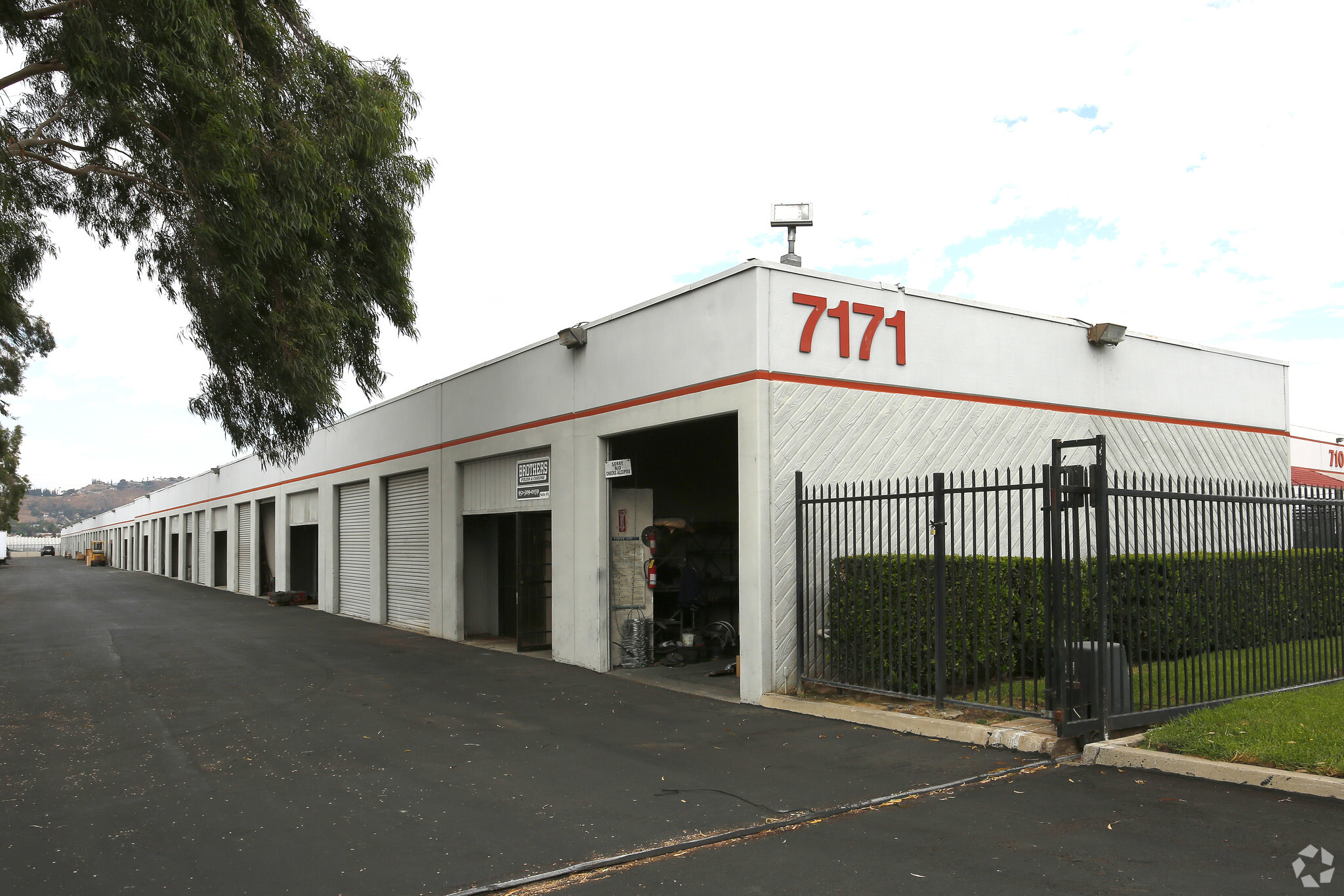 7171 Jurupa Ave, Riverside, CA à louer Photo de l’immeuble– Image 1 sur 8