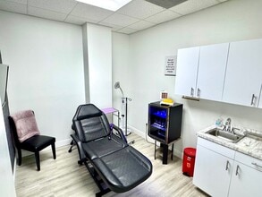 848 1st Ave N, Naples, FL à louer Photo intérieure– Image 2 sur 8