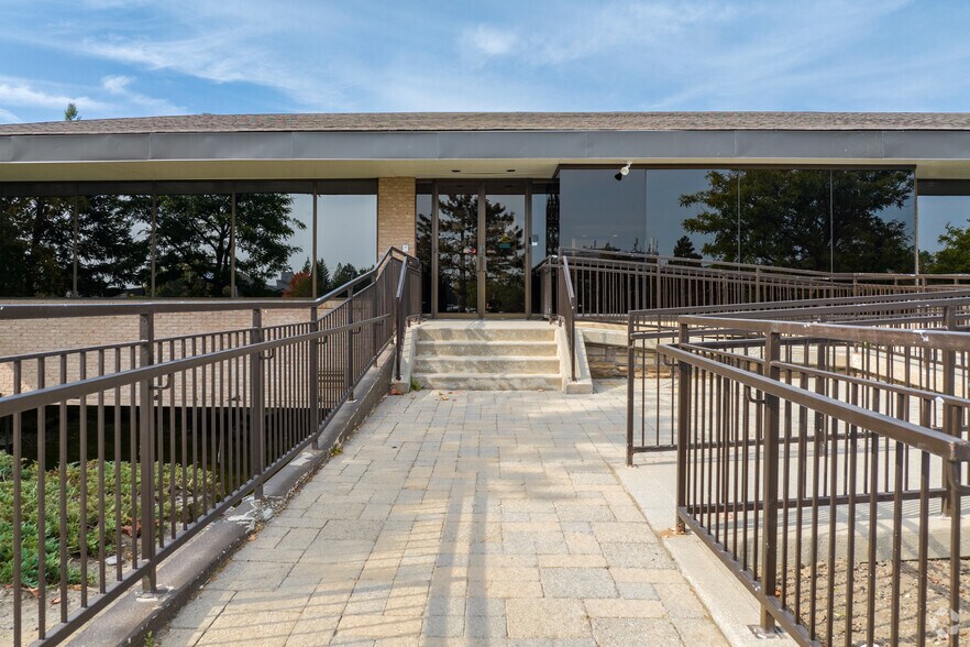 140 Renfrew Dr, Markham, ON à louer - Photo de l’immeuble – Image 3 sur 3