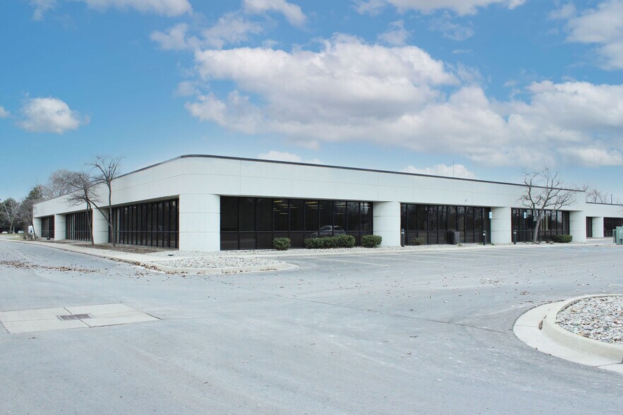15041 S Commerce Dr, Dearborn, MI à louer - Photo de l’immeuble – Image 2 sur 8