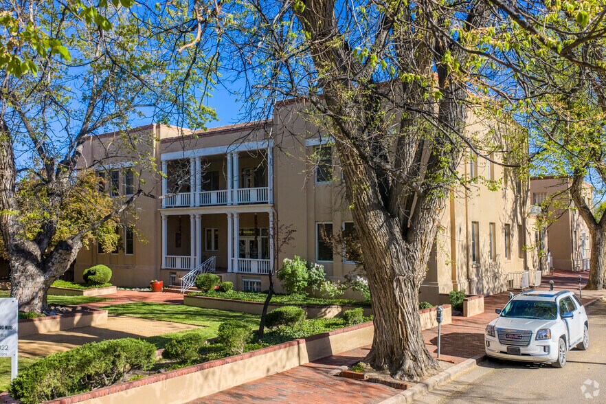 141 E Palace Ave, Santa Fe, NM à louer - Photo de l’immeuble – Image 3 sur 19