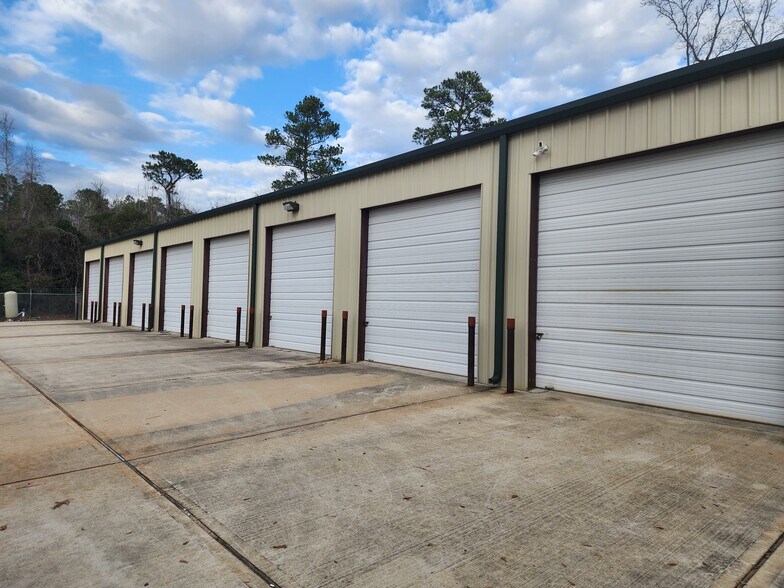 13398 Cedar Hill Dr, Montgomery, TX à vendre - Photo de l’immeuble – Image 2 sur 8