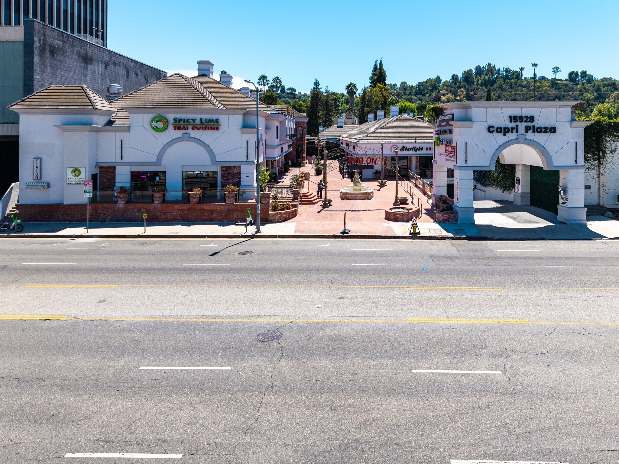 15928 Ventura Blvd, Encino, CA à louer Photo de l’immeuble– Image 1 sur 9