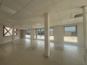 Industriel/Logistique dans Les Essarts-le-Roi à vendre Photo intérieure– Image 2 sur 5