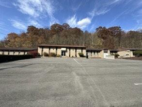 3025 Jacks Run Rd, White Oak, PA à louer Photo de l’immeuble– Image 2 sur 14