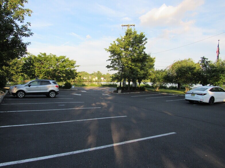 100 Lakeview Ave, Jamesburg, NJ à louer - Photo de l’immeuble – Image 2 sur 5
