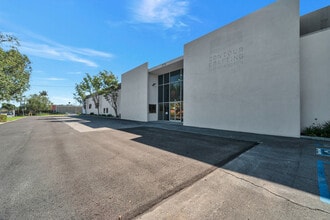 215 S Douglas St, El Segundo, CA à louer Photo intérieure– Image 2 sur 11