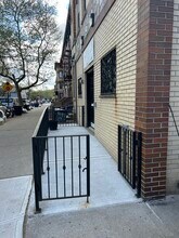 4602 30th Ave, Astoria, NY à louer Photo de l’immeuble– Image 2 sur 12