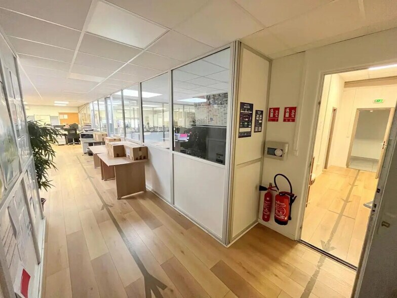 Bureau dans Morainvilliers à louer - Photo intérieure – Image 2 sur 4