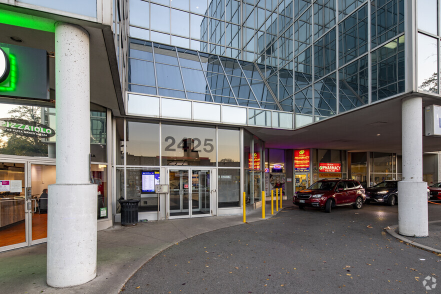2425 Bloor St W, Toronto, ON à louer - Photo de l’immeuble – Image 3 sur 6