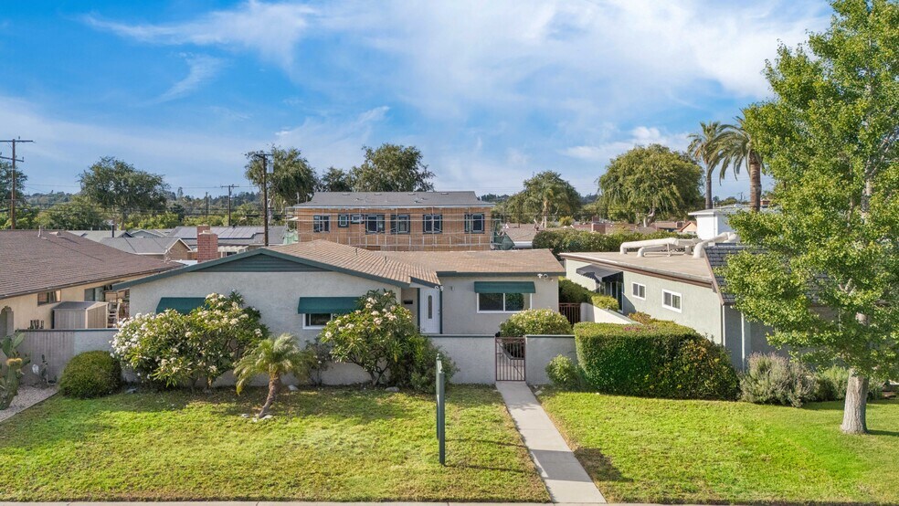 1457 E Chapman Ave, Fullerton, CA à vendre - Photo de l’immeuble – Image 3 sur 33