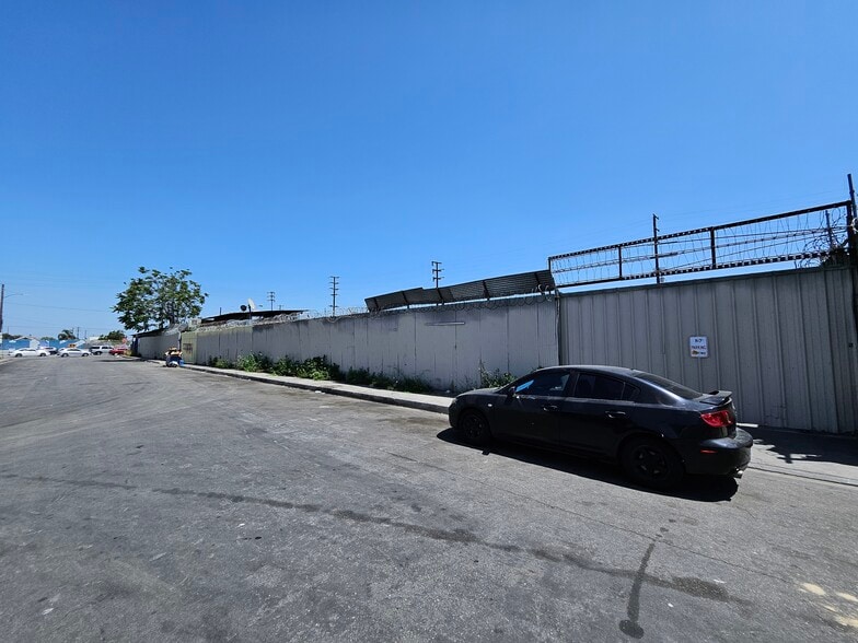 9651 S Alameda St, Los Angeles, CA à vendre - Photo de l’immeuble – Image 3 sur 15
