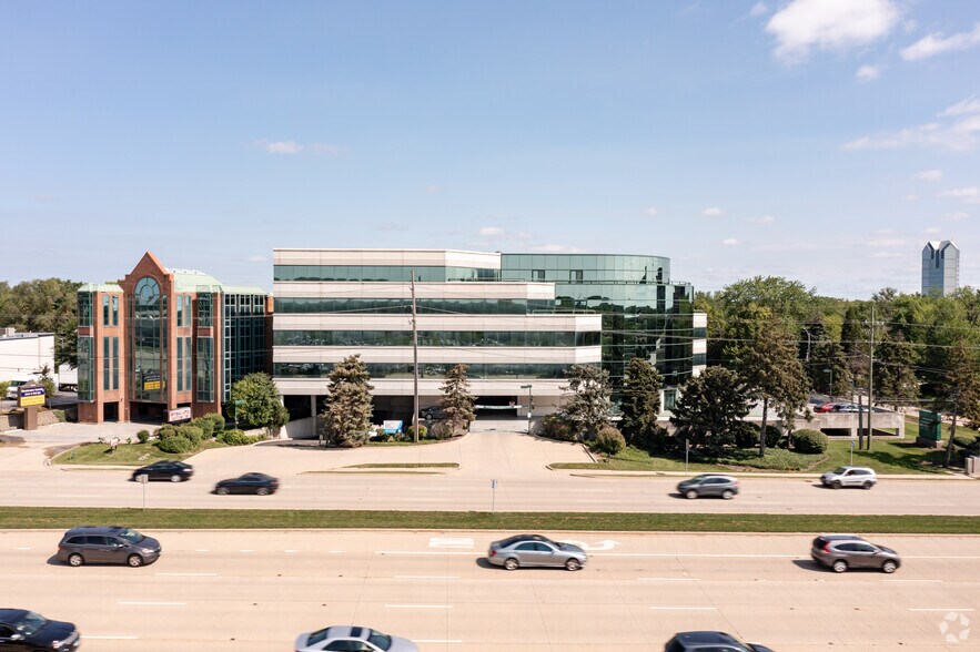 17W220 22nd St, Oakbrook Terrace, IL à louer - Photo de l’immeuble – Image 3 sur 6