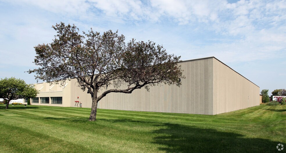 3300 Orlando Dr, Mississauga, ON à louer - Photo de l’immeuble – Image 2 sur 2