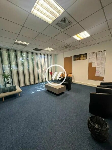 Bureau dans Roissy-en-France à vendre - Photo de l’immeuble – Image 2 sur 8