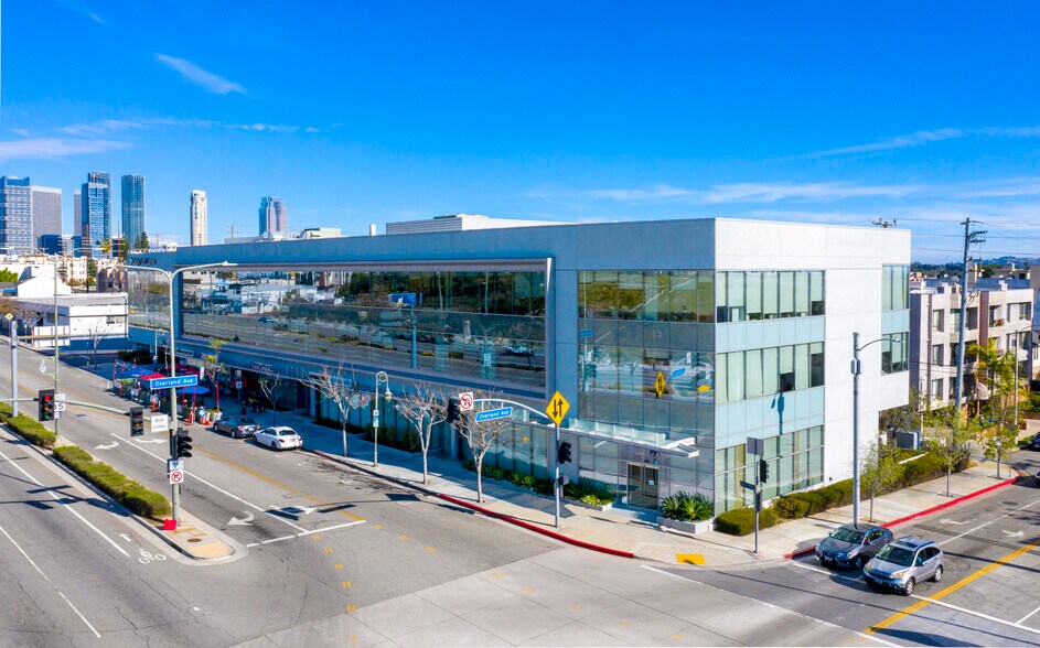 10700 Santa Monica Blvd, Los Angeles, CA à louer - Photo de l’immeuble – Image 2 sur 5