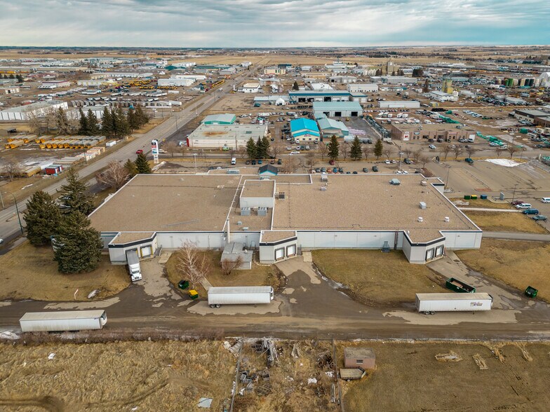 450 31st St N, Lethbridge, AB à louer - Photo de l’immeuble – Image 2 sur 6