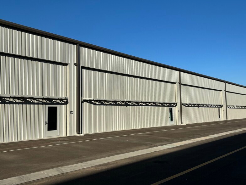 Volare Hangars At Pegasus Airpark, Queen Creek, AZ à louer - Photo de l’immeuble – Image 2 sur 2