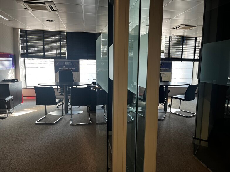 Bureaux/Local commercial dans Marseille à louer - Photo de l’immeuble – Image 3 sur 6