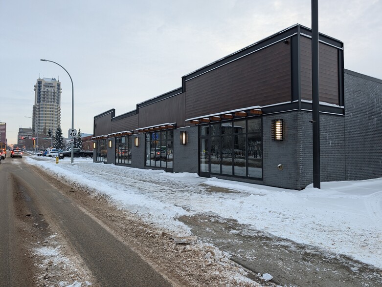 10510 105 St NW, Edmonton, AB à louer - Photo de l’immeuble – Image 2 sur 9
