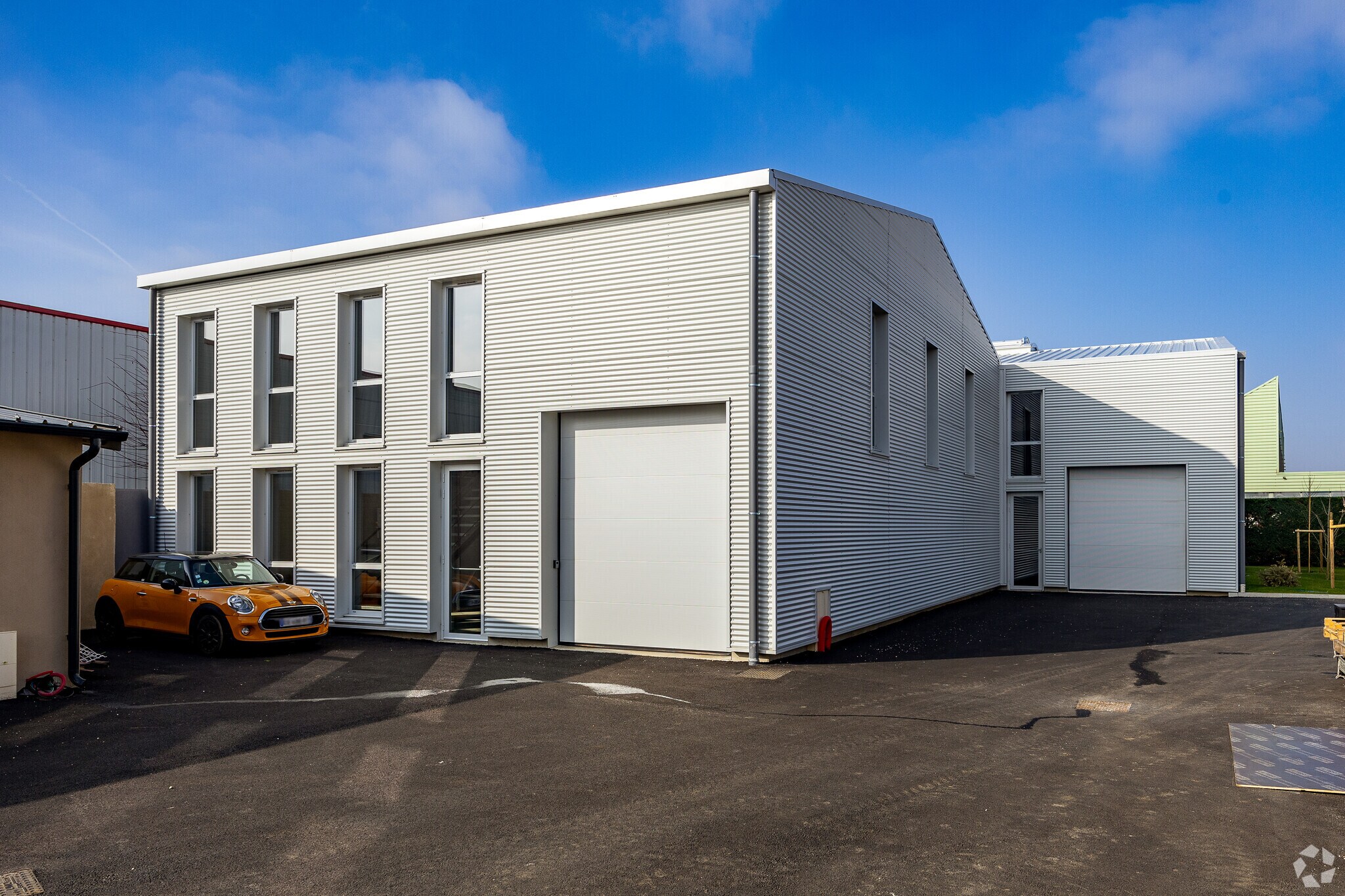 Local d’activités dans Chassieu à louer Photo de l’immeuble– Image 1 sur 3