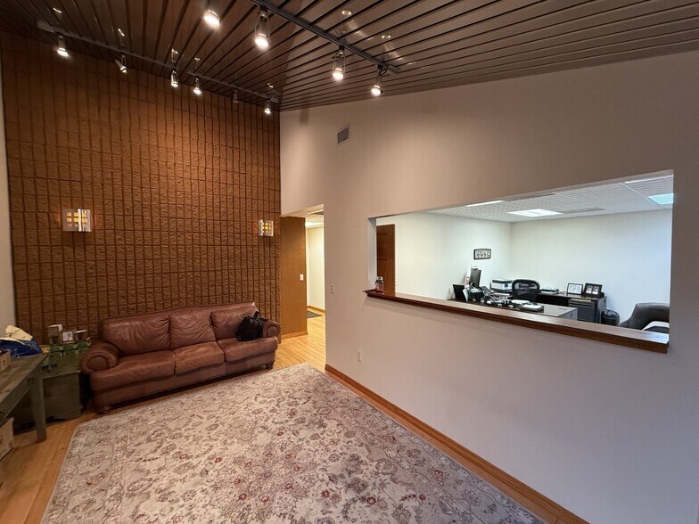 5131 Industry Dr, Melbourne, FL à louer - Photo de l’immeuble – Image 3 sur 12
