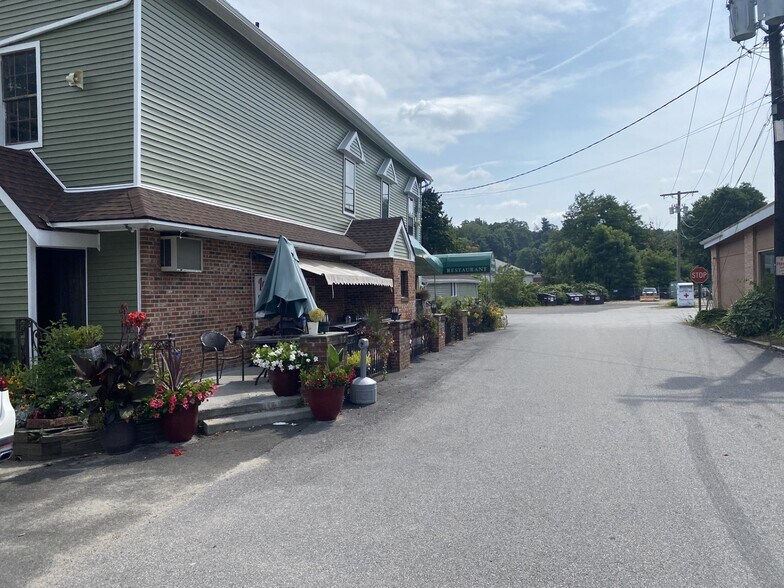 17 Rowley St, Winsted, CT à vendre - Photo de l’immeuble – Image 2 sur 12