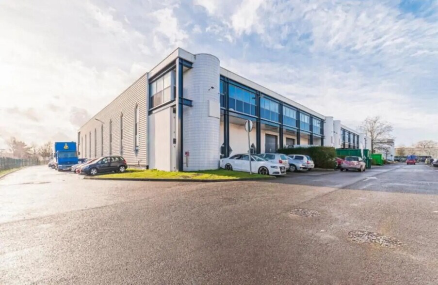 Local d’activités dans Élancourt à louer - Photo de l’immeuble – Image 1 sur 19