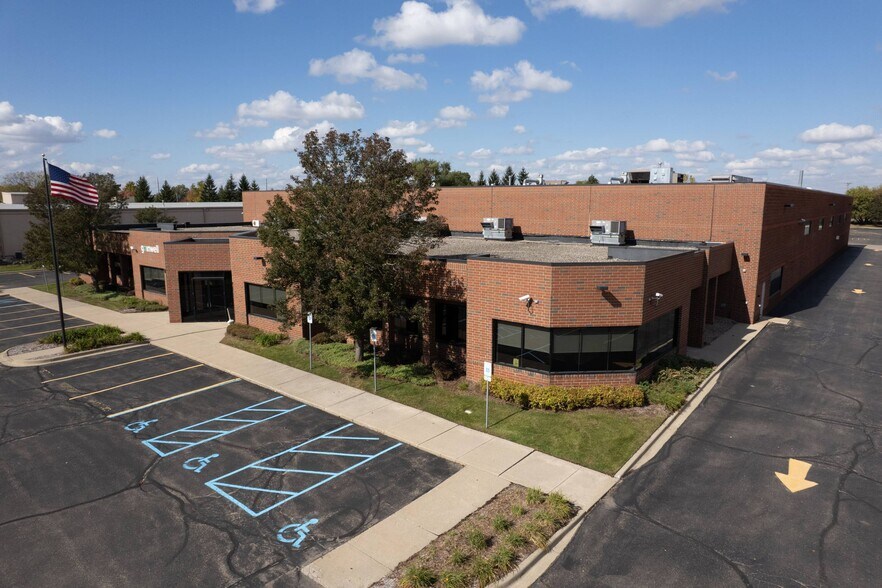 1872 Enterprise Dr, Rochester Hills, MI à vendre - Photo de l’immeuble – Image 2 sur 5
