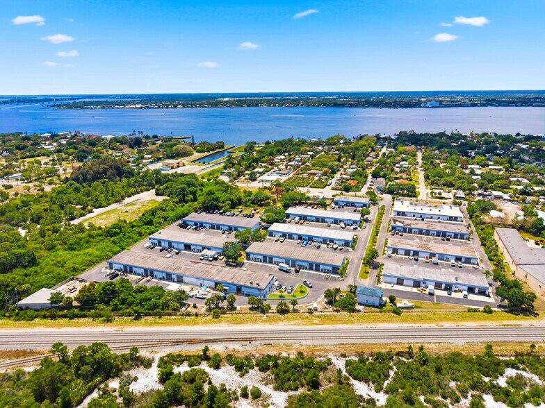 895 NE Dixie Hwy, Jensen Beach, FL à louer - Photo de l’immeuble – Image 2 sur 15