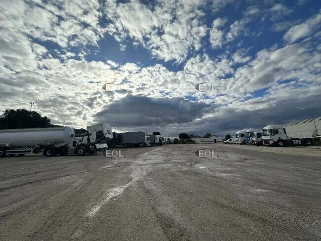 Plus de détails pour Local d'activités à louer