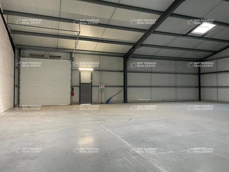 Local d’activités dans Montussan à louer - Photo de l’immeuble – Image 2 sur 14