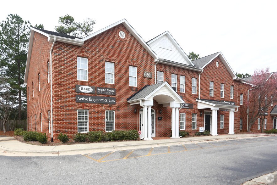 6501 Creedmoor Rd, Raleigh, NC à louer - Photo principale – Image 1 sur 73