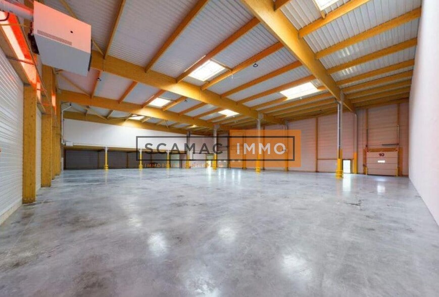 Industriel/Logistique dans Brie-Comte-Robert à louer - Photo de l’immeuble – Image 1 sur 5