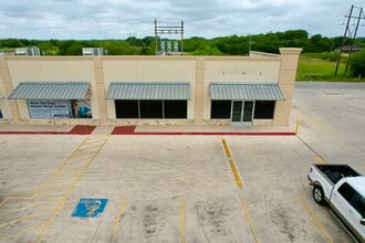 1320 W Oaklawn Dr, Pleasanton, TX à louer Photo de l’immeuble– Image 1 sur 2