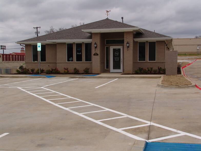 1609 Circle Ln, Bedford, TX à vendre - Photo de l’immeuble – Image 2 sur 4