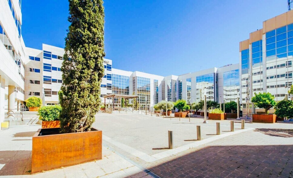 Calle de Julián Camarillo, 29, Madrid, Madrid à louer - Photo de l’immeuble – Image 2 sur 6