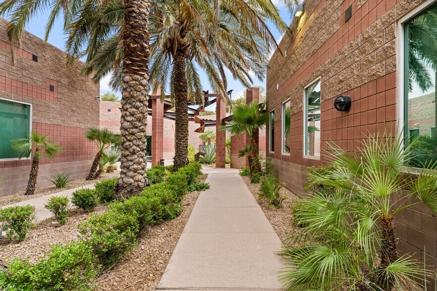 3579 Red Rock St, Las Vegas, NV à louer - Photo de l’immeuble – Image 2 sur 14