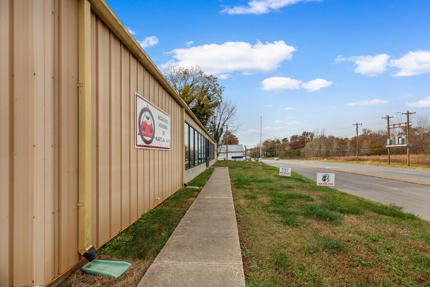 5106 Wilkinson Blvd, Cramerton, NC à louer - Photo de l’immeuble – Image 2 sur 13