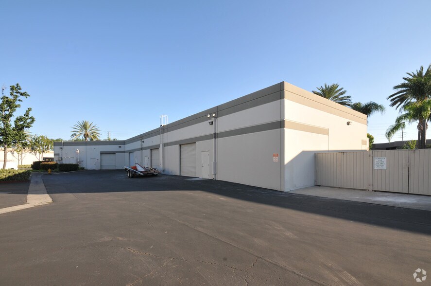 1780 E McFadden Ave, Santa Ana, CA à louer - Photo de l’immeuble – Image 3 sur 5