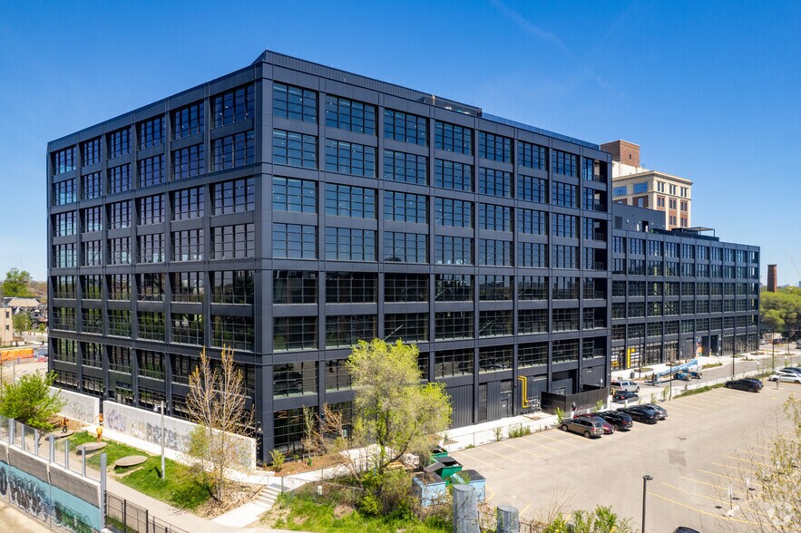 152 Sterling Rd, Toronto, ON à louer - Photo principale – Image 2 sur 13