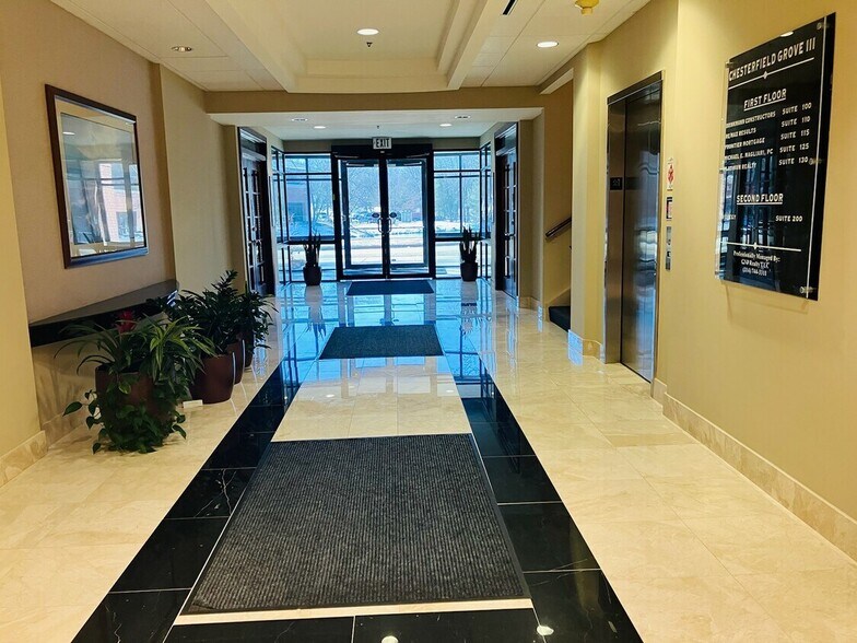 16647 Chesterfield Grove Rd, Chesterfield, MO à louer - Photo de l’immeuble – Image 2 sur 4