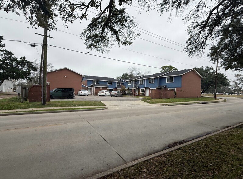 1904 Mustang Rd, Alvin, TX à vendre - Photo de l’immeuble – Image 2 sur 7