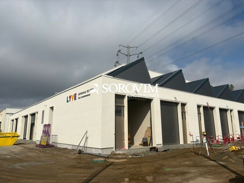 Bureau dans Vénissieux à louer - Photo de l’immeuble – Image 1 sur 18