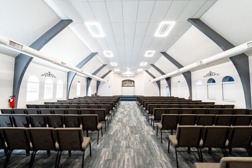 CHURCH WITH EVENT SPACE & 6-BEDROOM HOME portefeuille de 3 biens à vendre sur LoopNet.fr - Photo intérieure – Image 2 sur 13